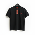 Tricou premium Hugo negru cu logo roșu brodat, fundal alb